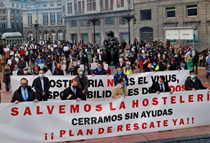 Manifestación de hosteleros en Oviedo el pasado 27 de octubre contra las restricciones por el coronavirus. | EFE