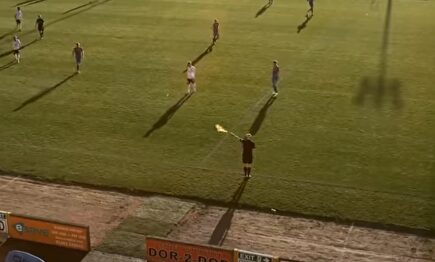 Una cámara con inteligencia artificial confunde el balón con la cabeza de un árbitro calvo