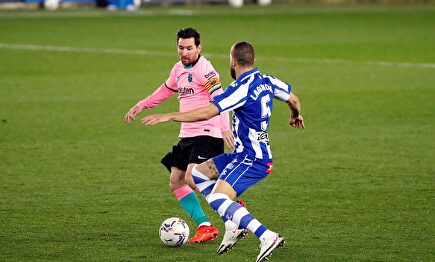 Leo Messi, en acción contra el Alavés en Mendizorroza. | EFE