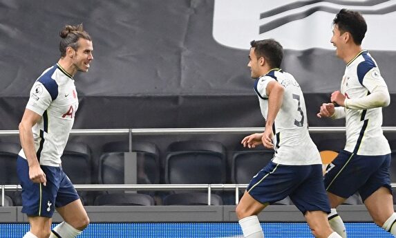 Bale (i) celebra con Reguilón (c) y Heung-Min Son su gol al Brighton. | EFE