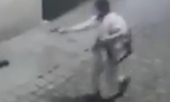 Uno de los terroristas del atentado de Viena remata a una víctima herida. | Twitter