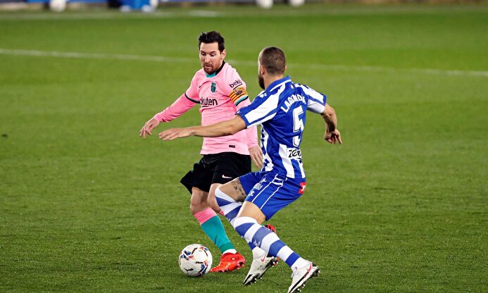 Leo Messi, en acción contra el Alavés en Mendizorroza. | EFE