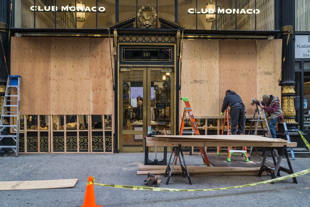 Apocalipsis electoral: los negocios se protegen por el miedo a los disturbios si gana Trump