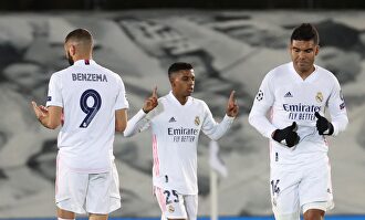 Rodrygo (c) celebra junto a Benzema y Casemiro su gol al Inter, el del definitivo 3-2. | EFE