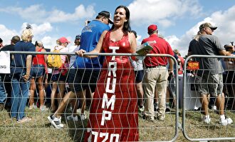 Una votante de Donald Trump participa en una acto electoral de los republicanos en Tampa (Florida). | EFE