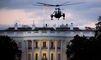 Donald Trump, a bordo del helicóptero presidencial Marine One, regresa a la Casa Blanca. | EFE