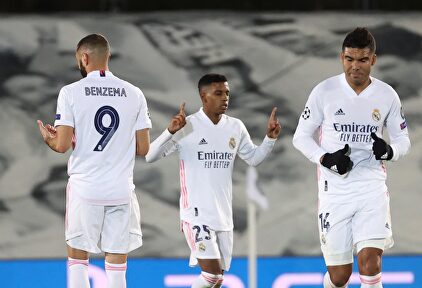 Rodrygo (c) celebra junto a Benzema y Casemiro su gol al Inter, el del definitivo 3-2. | EFE