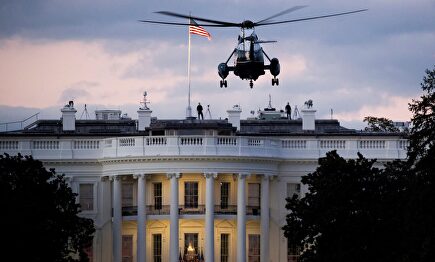 Donald Trump, a bordo del helicóptero presidencial Marine One, regresa a la Casa Blanca. | EFE