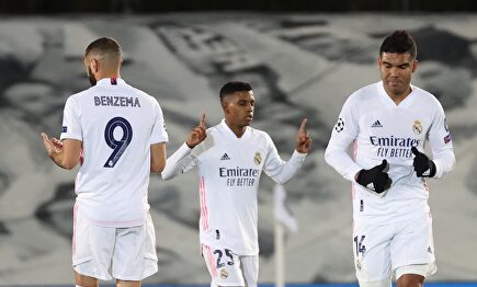 Rodrygo (c) celebra junto a Benzema y Casemiro su gol al Inter, el del definitivo 3-2. | EFE