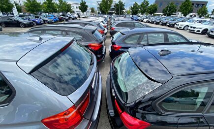 Concesionario de coches | Alamy