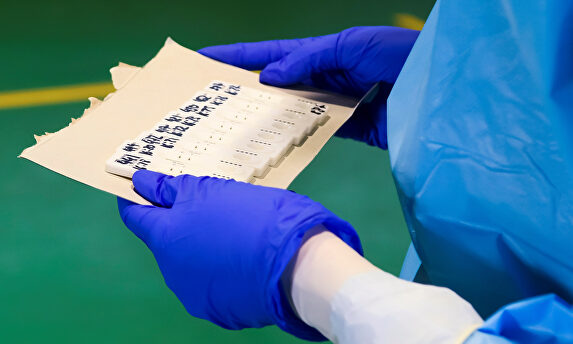 Un sanitario con varios test de coronavirus. | EFE