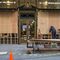 Varios operarios trabajan para proteger con tablones de madera una de las tiendas en Nueva York.
