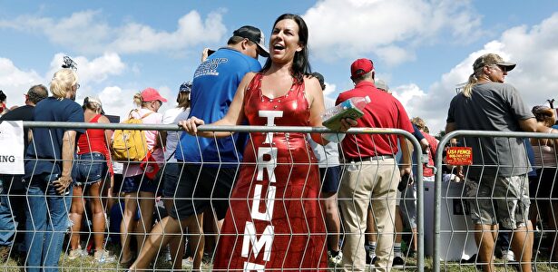 Una votante de Donald Trump participa en una acto electoral de los republicanos en Tampa (Florida). | EFE