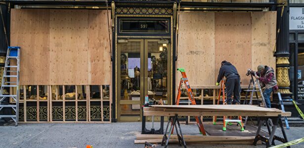 Apocalipsis electoral: los negocios se protegen por el miedo a los disturbios si gana Trump