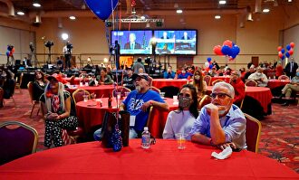 Seguidores de Trump esperan el resultado en uno de los centros electorales | EFE