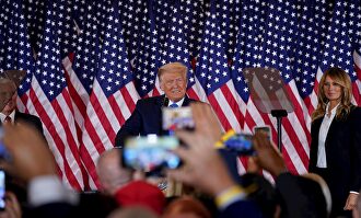 Donald Trump, junto a su mujer, durante la noche electoral. | EFE