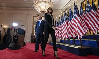 El presidente de los Estados Unidos, Donald J. Trump, y la primera dama Melania Trump parten después en el East Room de la Casa Blanca en Washington, DC. | Cordon Press
