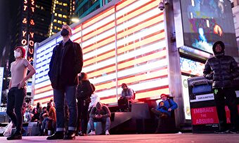 La gente se reúne para ver los resultados de las elecciones de Estados Unidos en una pantalla en Times Square en Nueva York. | EFE