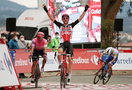 Tim Wellens (c) gana la decimocuarta etapa de la Vuelta a España 2020, con final en Orense. | EFE