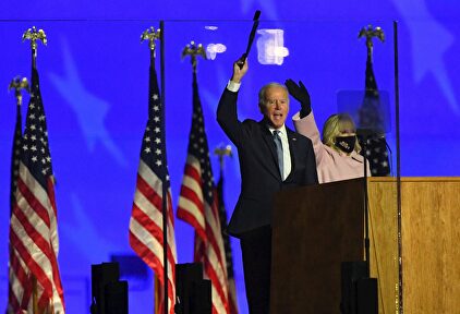 Joe Biden, junto a su esposa, ante sus seguidores. | EFE