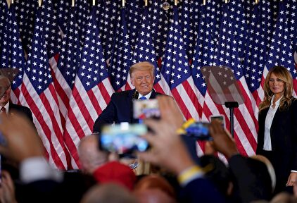 Donald Trump, junto a su mujer, durante la noche electoral. | EFE