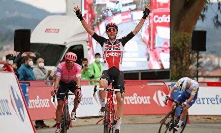 Tim Wellens (c) gana la decimocuarta etapa de la Vuelta a España 2020, con final en Orense. | EFE