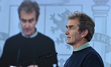 El director del Centro de Alertas y Emergencias Sanitarias, Fernando Simón, durante la rueda de prensa ofrecida este martes en Moncloa | EFE