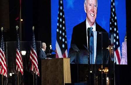 El candidato a la presidencia de Estados Unidos, Joe Biden, espera los resultados durante la noche electoral. | EFE