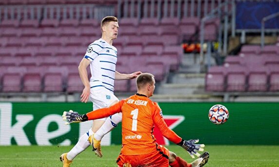 Ter Stegen se luce con una gran parada ante Tsygankov. | Cordon Press