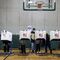 Varias mesas de votación en el interior de un gimnasio en Brooklyn, Nueva York.