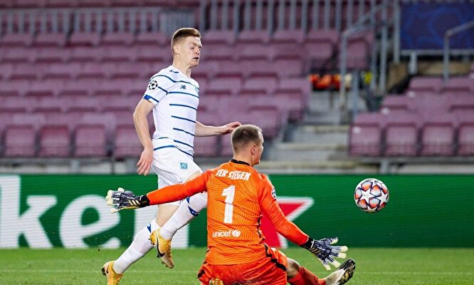 Ter Stegen se luce con una gran parada ante Tsygankov. | Cordon Press