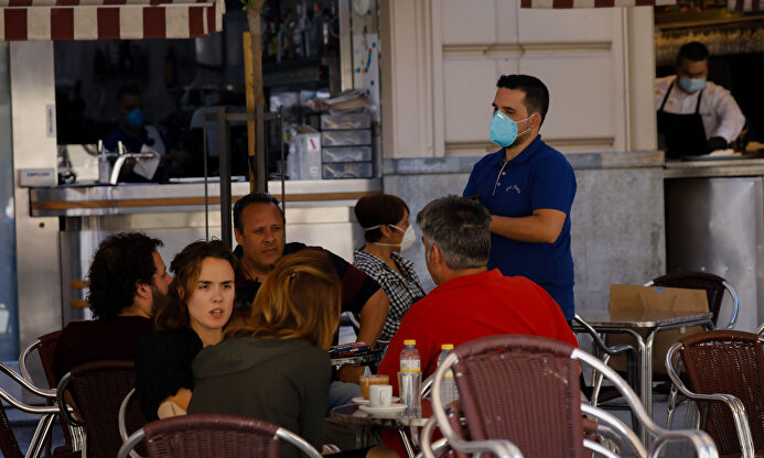 Clientes en las terrazas de los bares de la Plaza de las Flores en la capital de Murcia. | Europa Press