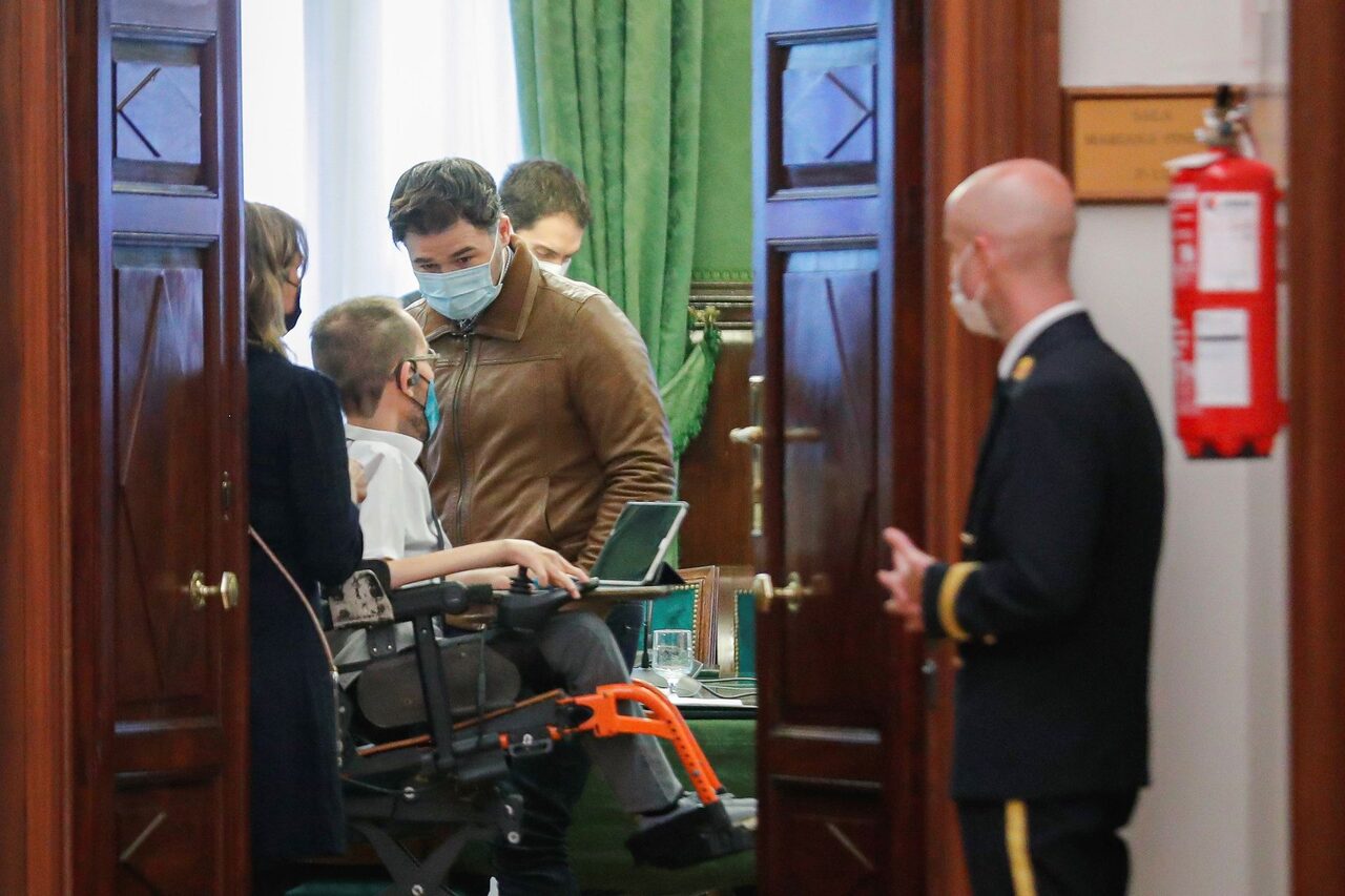 Gabriel Rufián conversa con Echenique en la reunión de la Junta de Portavoces. | EFE