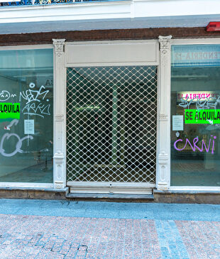 Otro comercio cerrado | Alamy