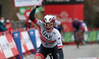 Jasper Philipsen celebra su victoria en la meta de Puebla de Sanabria. | EFE