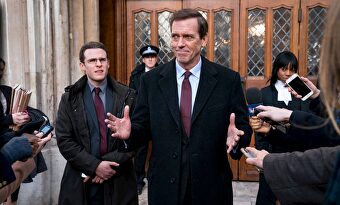 Hugh Laurie en Roadkill. | Movistar