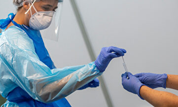 Sanitarios manejan la muestra de una prueba de coronavirus. | EFE