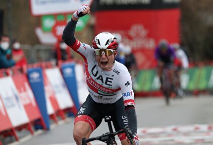 Jasper Philipsen celebra su victoria en la meta de Puebla de Sanabria. | EFE