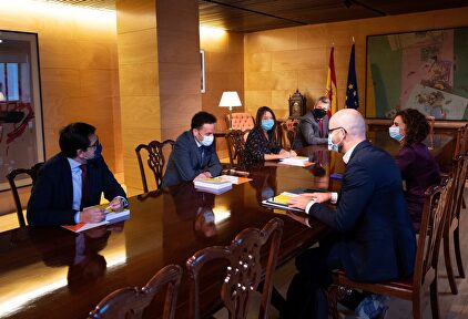 - El equipo de Ciudadanos designado para la negociación de los presupuestos en su reunión con la ministra Montero.  | EFE