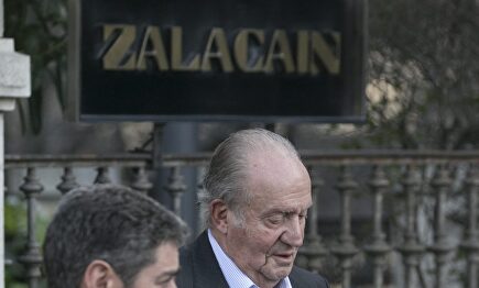 El rey Juan Carlos, saliendo del Zalacaín | Cordon Press