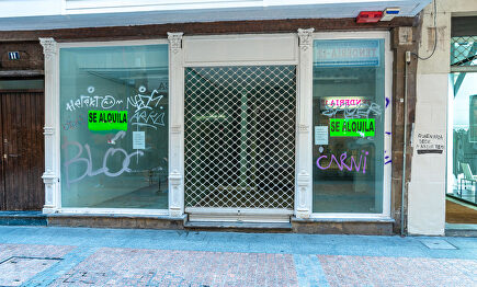 Otro comercio cerrado | Alamy