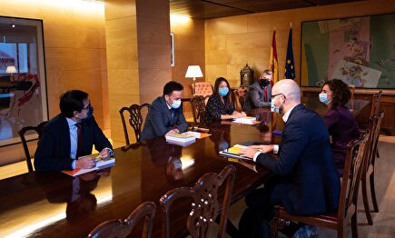 - El equipo de Ciudadanos designado para la negociación de los presupuestos en su reunión con la ministra Montero.  | EFE