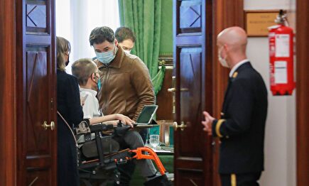 Gabriel Rufián conversa con  Echenique en la reunión de la Junta de Portavoces. | EFE