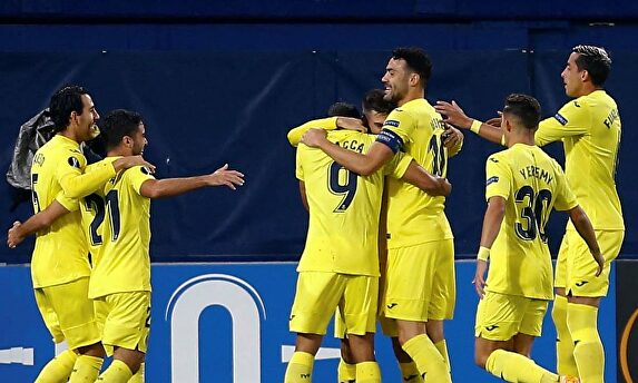Bacca (c) celebra con sus compañeros uno de sus dos goles al Maccabi de Tel Aviv. | EFE