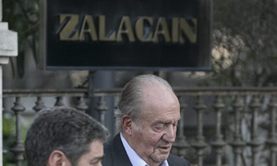 El rey Juan Carlos, saliendo del Zalacaín | Cordon Press