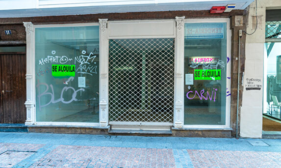 Otro comercio cerrado | Alamy