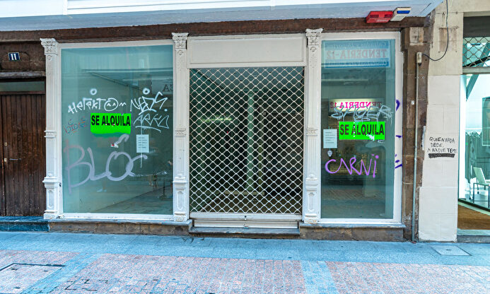 Otro comercio cerrado | Alamy