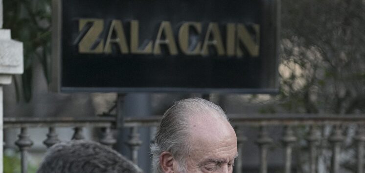 El rey Juan Carlos, saliendo del Zalacaín | Cordon Press