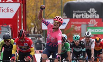 Magnus Cort Nilsen celebra su victoria al esprint en la meta de Ciudad Rodrigo. | EFE