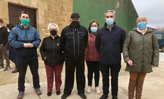 Enrique Álvarez (centro), ya exalcalde de Jabaloyas por cerrar el bar del pueblo. | PSOE de Teruel